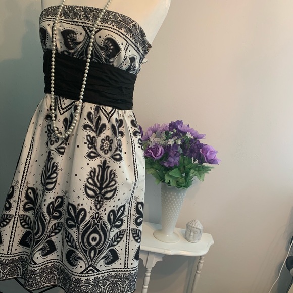 Strapless dress with floral like pattern - Picture 2 of 5